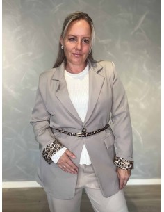 Beige blazer i vævet materiale med leopardbælte – TIPPY Italian Select