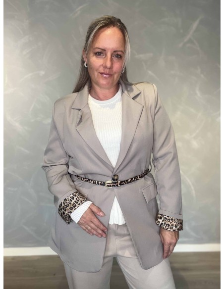 Beige blazer i vævet materiale med leopardbælte – TIPPY Italian Select