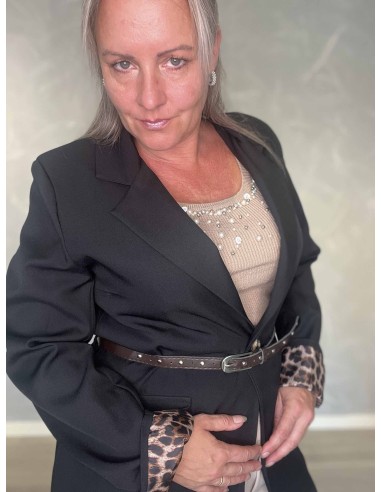 Nærbillede af bælte og pyntelommer på sort blazer – TIPPY