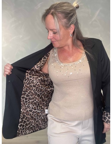 Leopardfoer og leopardprintede manchetter på sort blazer – TIPPY