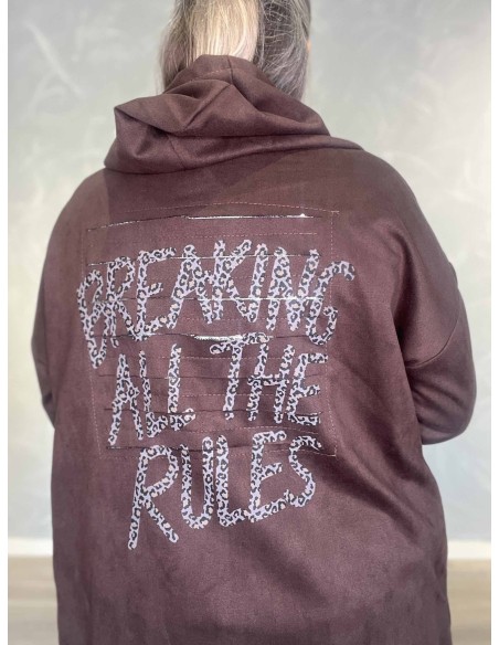 Bagside af brun cardigan med flænset paillet-ryg – TIPPY