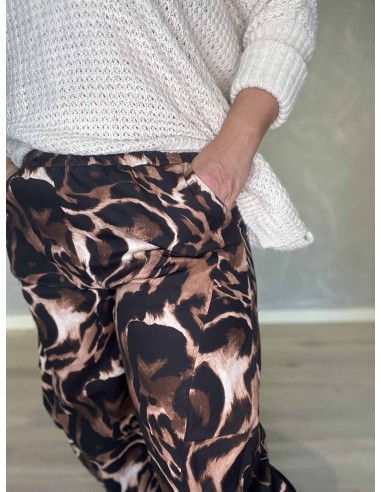 Nærbillede af leopardprint på bomuldsbukser – TIPPY