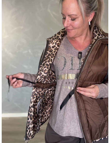 leopardprintet foer og indvendigt taljebånd på brun vest – TIPPY