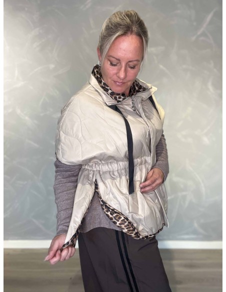 Nærbillede af quiltet struktur på beige polyestervest – TIPPY