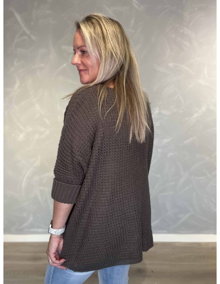 Bagside af taupe strikbluse med længere bagstykke – TIPPY