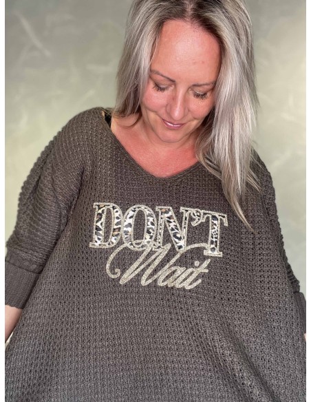 DON'T WAIT-tekst på taupe strikbluse – TIPPY
