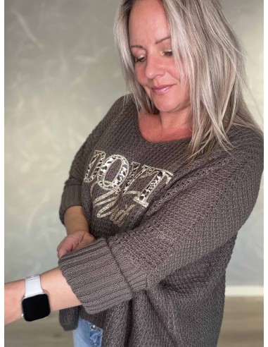 Nærbillede af åben strikstruktur på taupe strikbluse – TIPPY