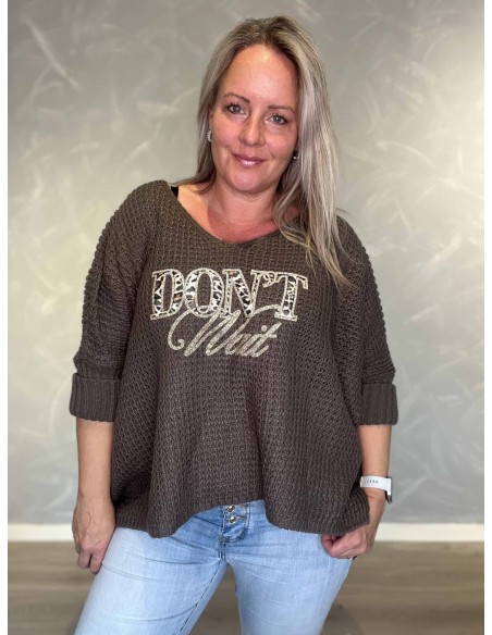 Taupe strikbluse i luftigt strikmateriale med DON'T WAIT-tekst – TIPPY Italian Select