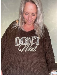 Brun strikbluse i luftigt strikmateriale med DON'T WAIT-tekst – TIPPY Italian Select 2