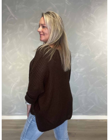 Bagside af brun strikbluse med længere bagstykke – TIPPY