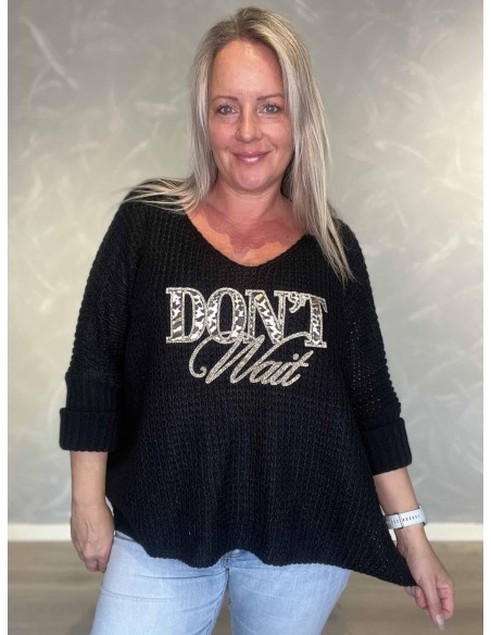 Sort strikbluse i luftigt strikmateriale med DON'T WAIT-tekst – TIPPY Italian Select