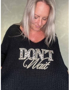 Sort strikbluse i luftigt strikmateriale med DON'T WAIT-tekst – TIPPY Italian Select 2