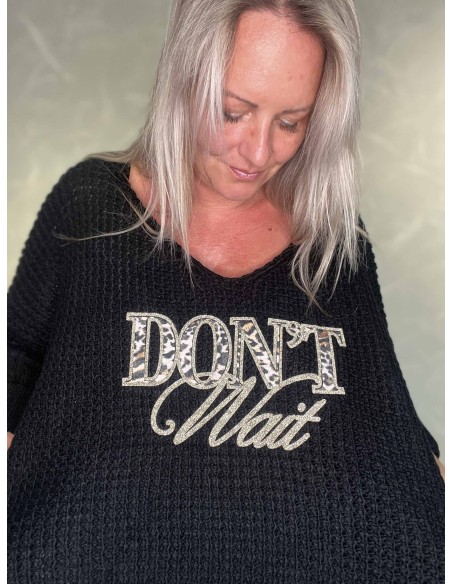 DON'T WAIT-tekst på sort strikbluse – TIPPY
