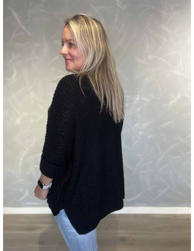 Bagside af sort strikbluse med længere bagstykke – TIPPY