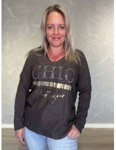 Taupe strikbluse i viskose, nylon og PBT med CHIC-tekst – TIPPY Italian Select