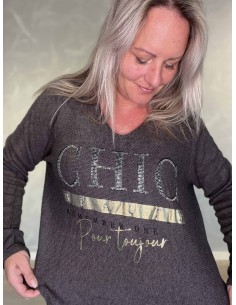 Taupe strikbluse i viskose, nylon og PBT med CHIC-tekst – TIPPY Italian Select 2