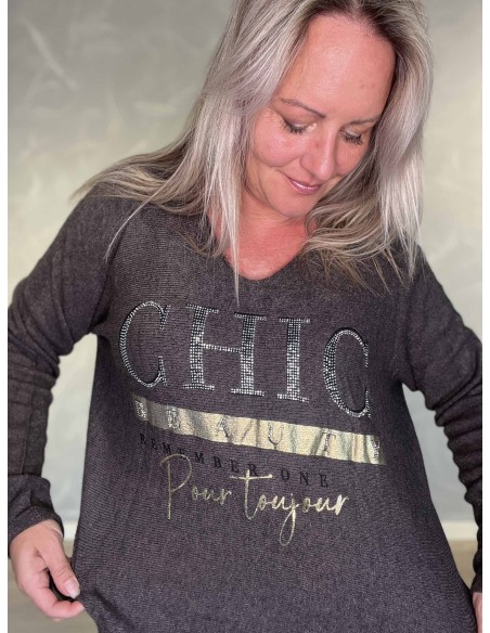 CHIC-tekst med glimmer på taupe strikbluse – TIPPY