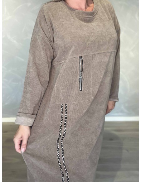 Asymmetriske lynlåsdetaljer på beige fløjlskjole – TIPPY