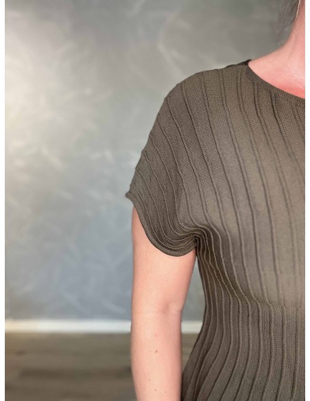 Nærbillede af elastisk ribstrik på viskosebluse – TIPPY