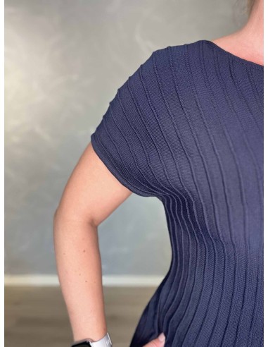 Nærbillede af elastisk ribstrik på viskosebluse – TIPPY