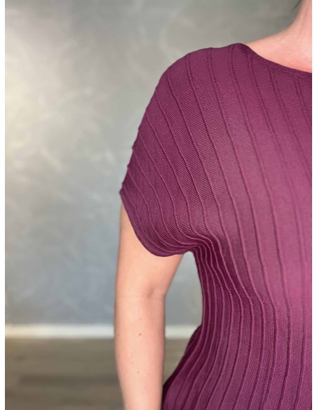 Nærbillede af elastisk ribstrik på viskosebluse – TIPPY