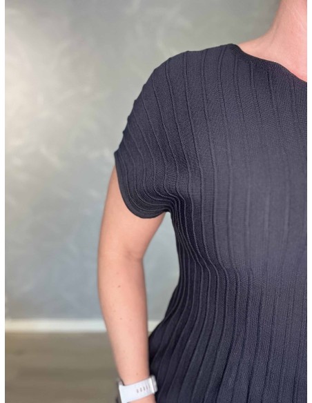 Nærbillede af elastisk ribstrik på viskosebluse – TIPPY