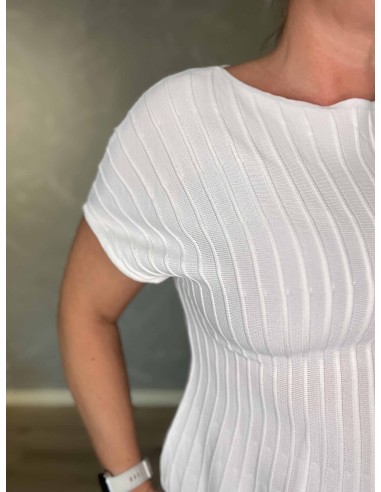 Nærbillede af elastisk ribstrik på viskosebluse – TIPPY
