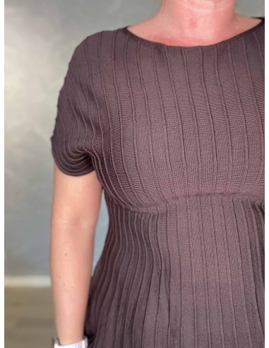 Nærbillede af elastisk ribstrik på viskosebluse – TIPPY