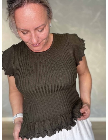 Flæsekanter på nederkant på grøn ribtop – TIPPY