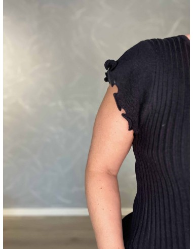 Flæsekanter ved skuldre og nederkant på sort ribtop – TIPPY