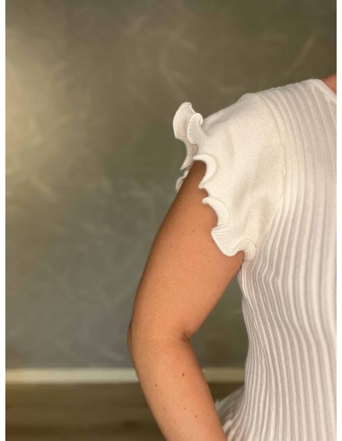 Flæsekanter ved skuldre på hvid ribtop – TIPPY