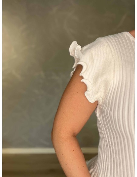 Flæsekanter ved skuldre på hvid ribtop – TIPPY