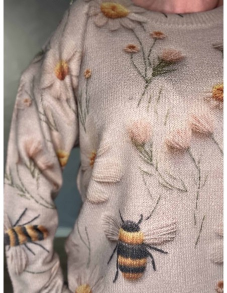 Bi- og blomstermotiver på beige strikbluse – TIPPY