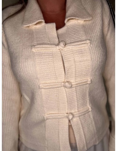 Dekorativ knudelukning på offwhite strikcardigan – TIPPY