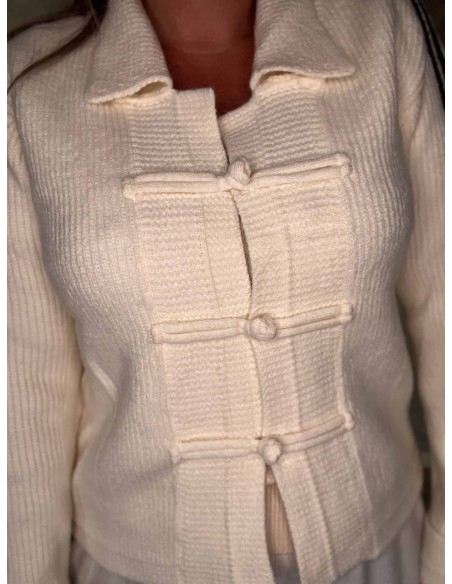 Dekorativ knudelukning på offwhite strikcardigan – TIPPY