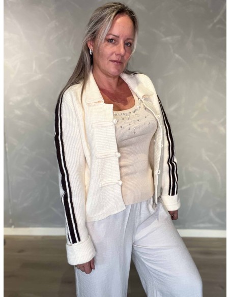 Offwhite strikcardigan i akryl, polyester og polyamid med sorte ærmestriber – TIPPY Italian Select