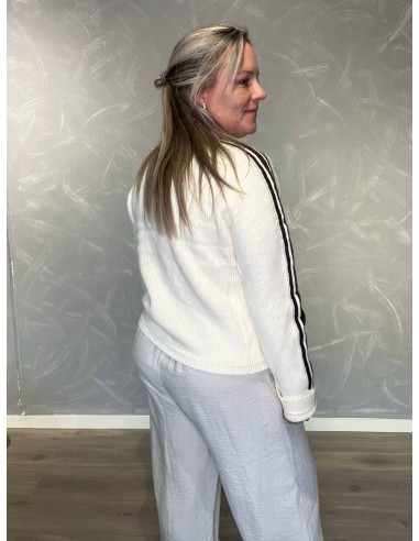 Bagside af offwhite strikcardigan til kvinder – TIPPY