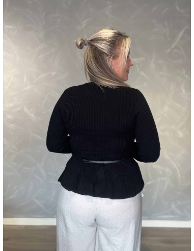 Bagside af sort ribbluse med peplumskørt til kvinder – TIPPY