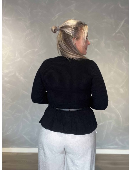 Bagside af sort ribbluse med peplumskørt til kvinder – TIPPY