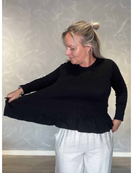 Nærbillede af elastisk ribstrik på sort viskosebluse – TIPPY