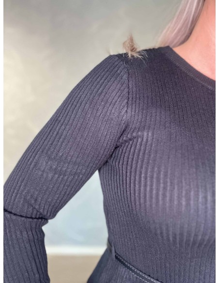 Nærbillede af elastisk ribstrik på sort viskosebluse – TIPPY