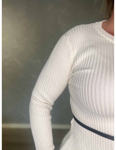 Nærbillede af elastisk ribstrik på hvid viskosebluse – TIPPY