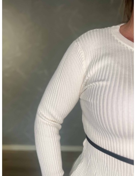 Nærbillede af elastisk ribstrik på hvid viskosebluse – TIPPY