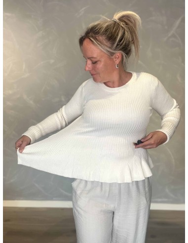 Nærbillede af elastisk ribstrik på hvid viskosebluse – TIPPY