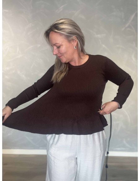 Nærbillede af elastisk ribstrik på brun viskosebluse – TIPPY