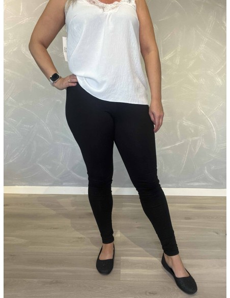 Sorte leggings i fuld længde i blød bomuldskvalitet, vist på model med mint-farvet top, fotograferet mod grå baggrund - TIPPY