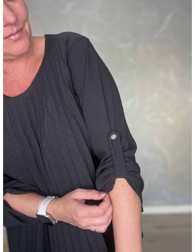 Lodrette plisséfolder på sort plissébluse – TIPPY