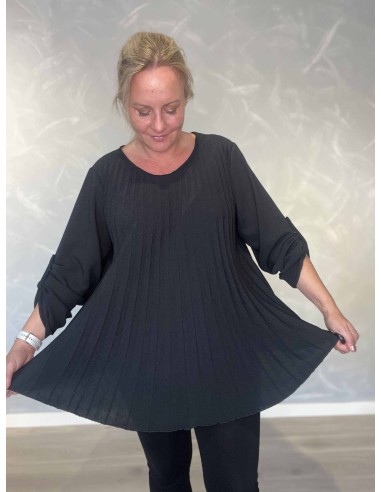 Nærbillede af plisséstruktur på bluse i polyester, viskose og elastan – TIPPY