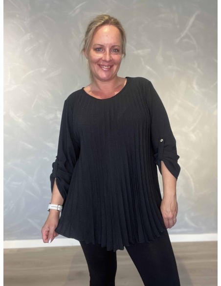 Sort plissébluse i polyester, viskose og elastan med opsmøgsærmer – TIPPY Collection