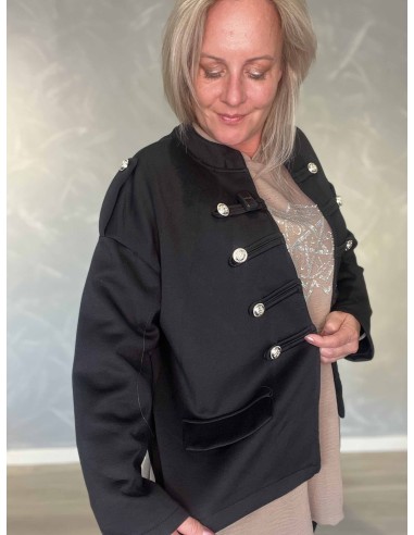 Dekorative pynteknapper og pyntelommer på sort uniformsjakke – TIPPY